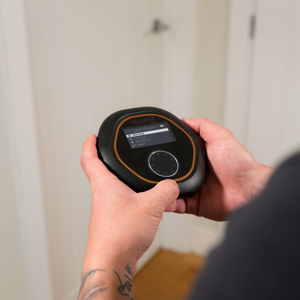 Adjusting CELLER8 in hands